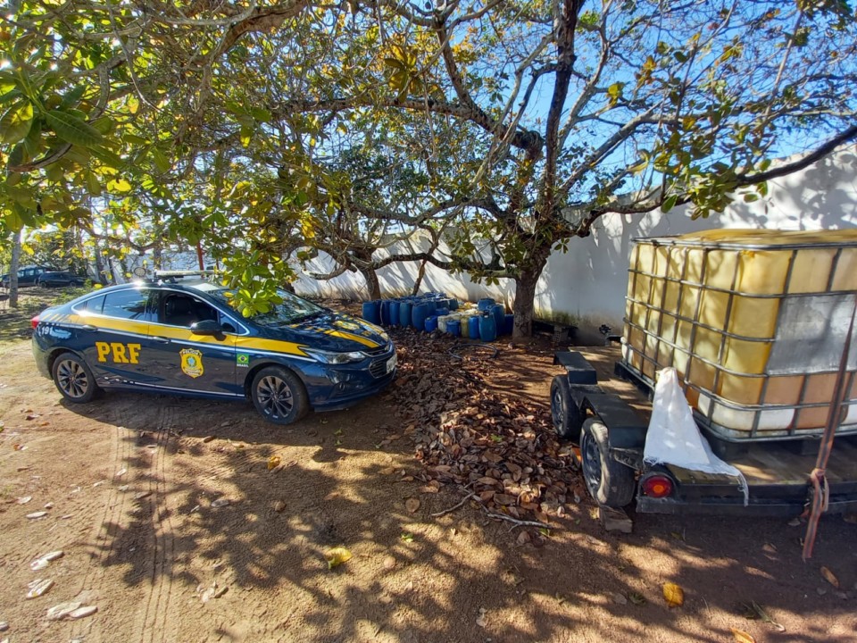 PRF apreende 1.200 litros de combustível ilegal na BR-101, em Porto Real do Colégio