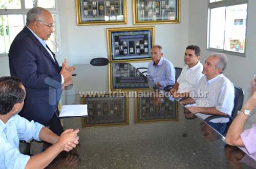 ACDA entrega comenda comemorativa dos 70 anos de fundação da entidade ao Prefeito de União