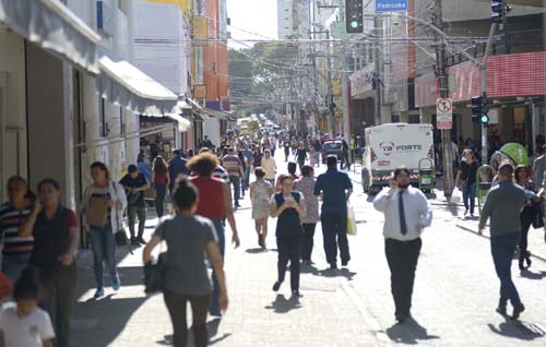 Medo de arrastões faz comércio trabalhar com portas semiabertas no Centro de SP