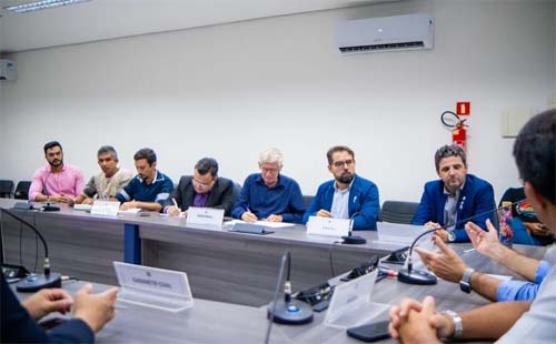 Governo recebe comissão para discutir realização de concurso público para a Uneal