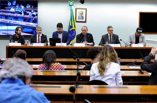 Solução para universidades é revogação do teto de gastos, dizem debatedores