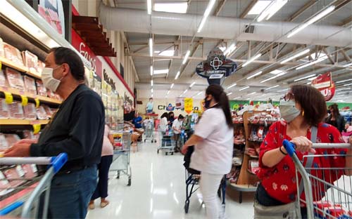 Classes D e E gastam mais da metade do salário com alimentação, mostra estudo