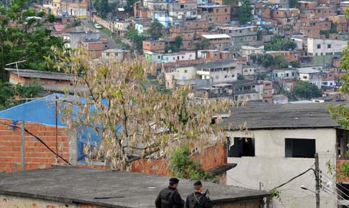 Jovens de comunidades se juntam para combater impacto da covid-19 