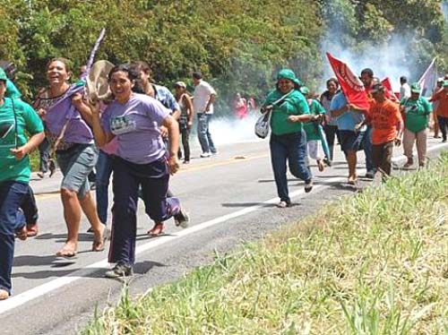 Manifestantes entram em conflito com a PM antes da chegada de Dilma