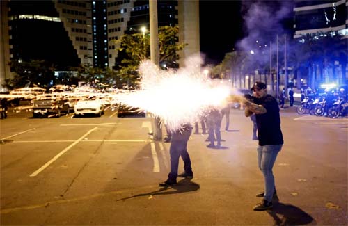 Bolsonaristas queimam carros e tentam invadir sede da PF em Brasília