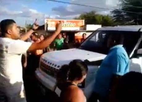 Prefeito tenta furar bloqueio e avança com carro sobre população