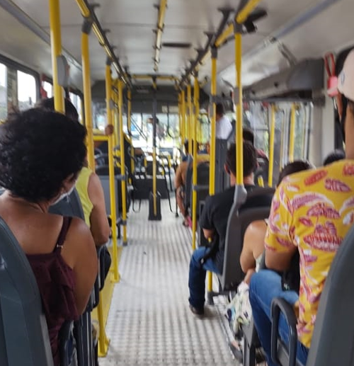 Passageiros de coletivo em Maceió se agridem fisicamente por conta de uso de máscara