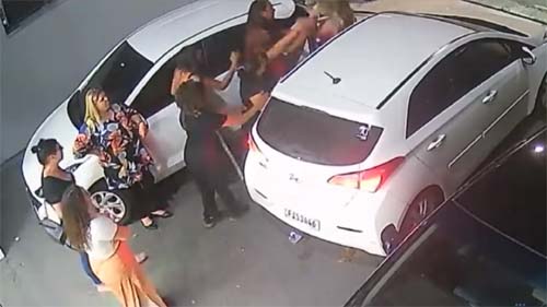 Mulher atropela três pessoas após discussão por lugar de estacionamento