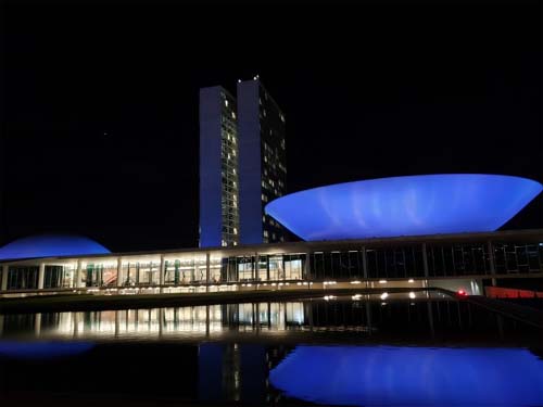 Congresso é iluminado de azul como alerta para prevenção ao câncer de próstata  