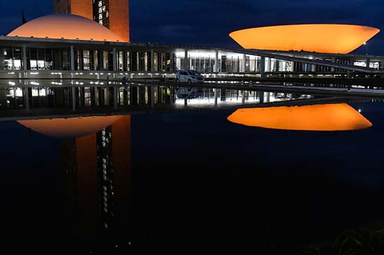 Congresso é iluminado de laranja em alerta sobre a esclerose múltipla