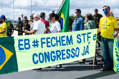 Líder do governo quer nova Constituição e acende alerta sobre ameaça à democracia