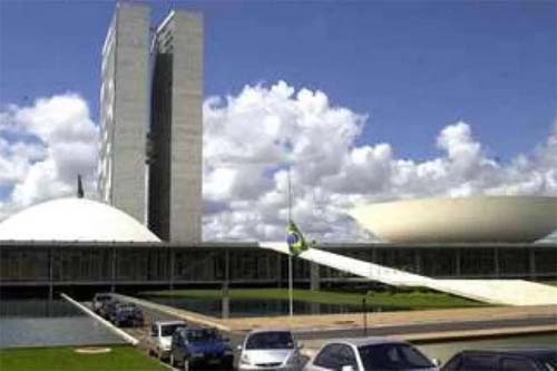 Deputados aprovam MP que aumenta em 1% imposto de bancos