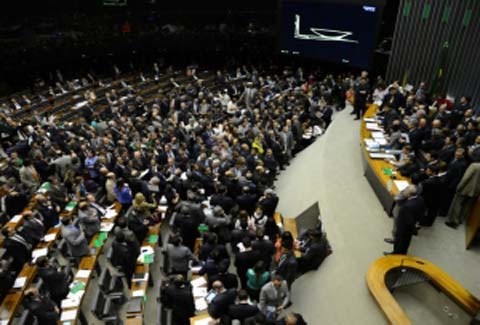 Mais de 100 parlamentares comunicam troca de partido ao Congresso