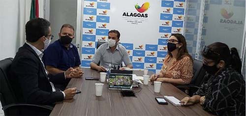 Reitor firma parceria que vai garantir EPIs para unidades assistenciais da Uncisal