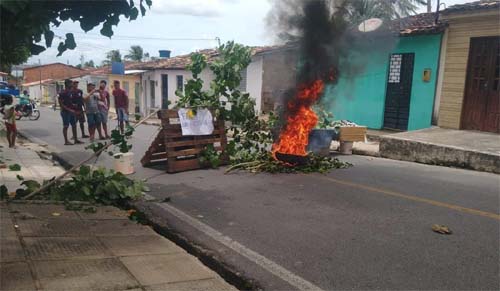 Moradores de Coqueiro Seco fazem protesto devido a falta de água