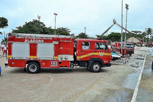 Duas pessoas são resgatadas de bote à deriva no mar de Pajuçara, em Maceió