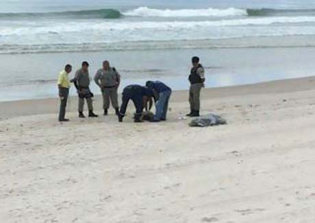 Travesti é encontrado morto na praia do Sobral