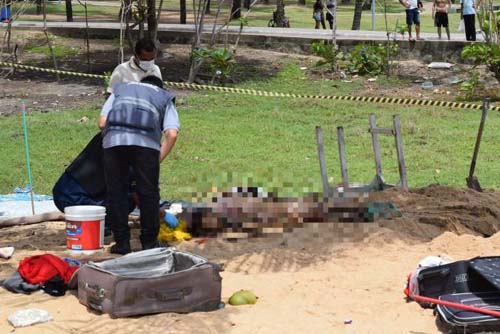 Corpo de homem é desenterrado em frente ao Posto 7, na Praia de Jatiúca