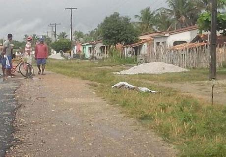 Populares encontram corpo na AL 101-Sul, em Piaçabuçu