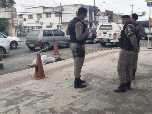 Morador de rua é encontrado morto com ferimento na cabeça na Praça da Faculdade