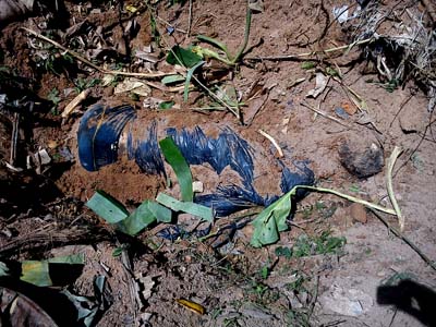 Corpos enrolados em sacos pláscitos são encontrados enterrados em grota na periferia de Maceió