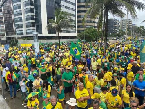 Em apoio a Bolsonaro, manifestantes fazem caminhada na orla de Maceió
