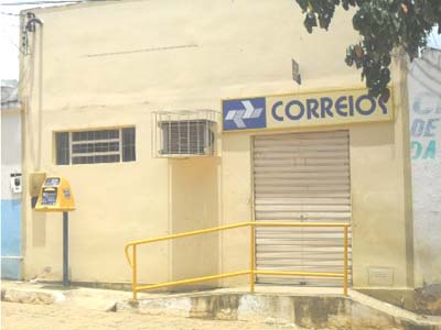 Casal faz gerente refém e rouba agência dos Correios