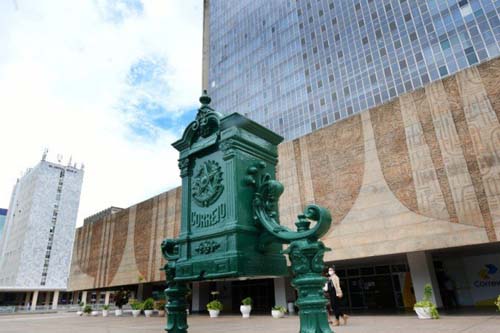 Corrida eleitoral pode atrapalhar planos de Guedes de vender Correios e Eletrobras