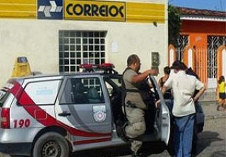Bando invade Correios e foge com a arma e colete do segurança