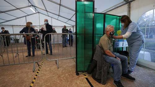 Vacinados também podem espalhar covid-19, alerta médico do governo inglês