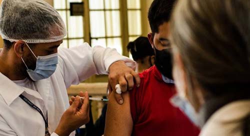 Brasil se equipara a países ricos na aplicação da 1ª dose de vacina