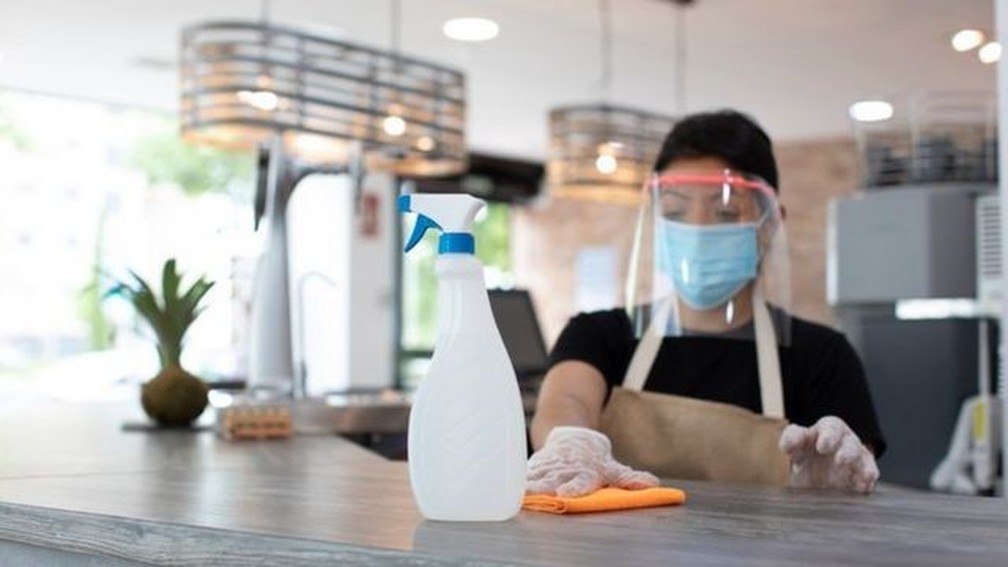 A estratégia defendida por pesquisadores para não fechar comércio em segunda onda de Covid-19