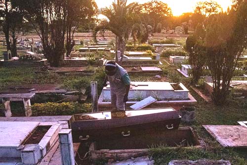 Média móvel de mortes por Covid no Brasil é a menor em um mês