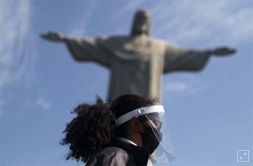 Máscaras, distanciamento e muitos infectados: como Covid-19 tem perdido força no Brasil