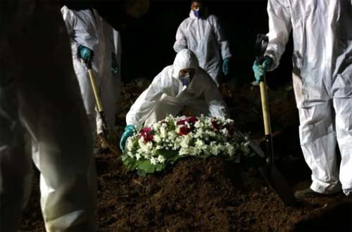 Média móvel cai no Brasil, mas segue acima de 2,8 mil mortes diárias