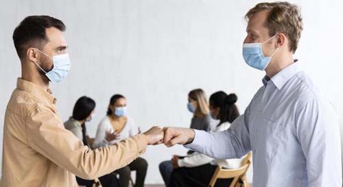 Covid-19: Soquinho traz menos risco de contágio que aperto de mão?