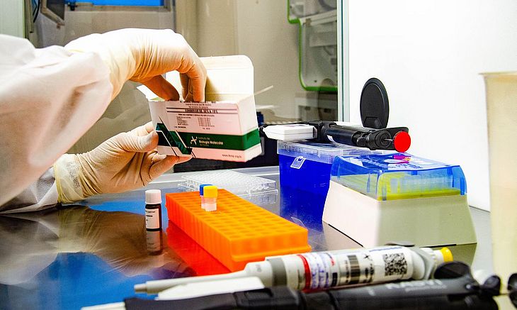 Alagoana testa positivo duas vezes para covid-19; Sesau não confirma reinfecção no Estado