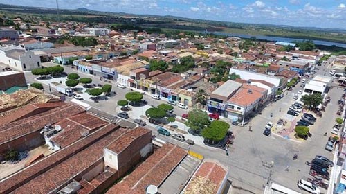 Idoso é atingido por golpes de paralelepípedo na cabeça enquanto limpava terreno