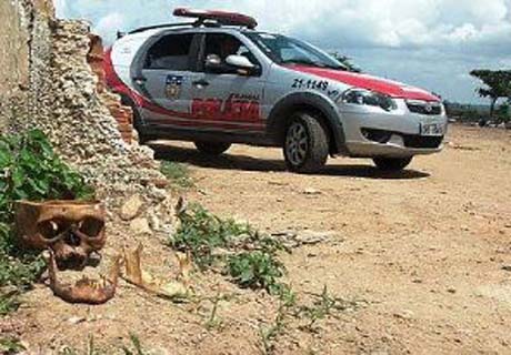 Populares encontram crânio humano e acionam a polícia