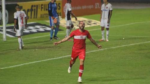 CRB vence Oeste com gol de Léo Gamalho