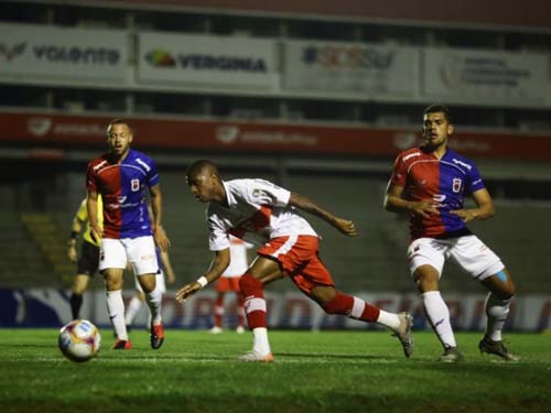 CRB perde para o Paraná e chega ao seu terceiro jogo sem vitória: 2 a 0