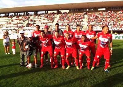 CRB bate o Atlético Paranaense em casa e se reabilita na Série B