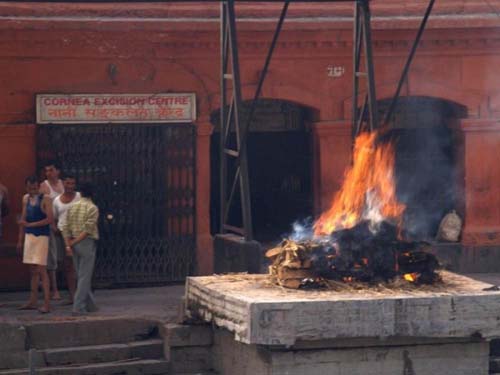 Covid-19: idosa dada como morta acorda pouco antes de ser cremada