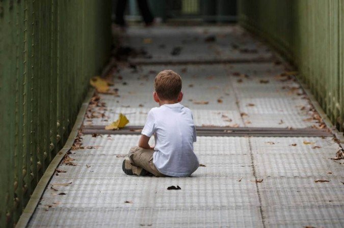 Pai agride filho de 6 anos que não sabia fazer o dever de casa