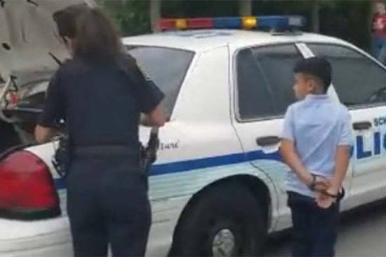 Menino de 7 anos é detido nos EUA por bater em professora