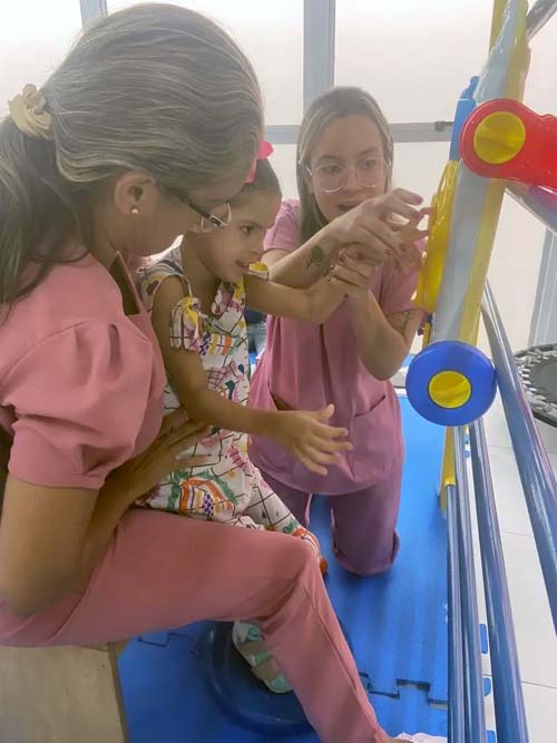 Terapias pelo SUS garantem qualidade de vida a criança com paralisia cerebral