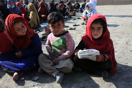 Duas crianças e um adulto mortos por explosão de munições abandonadas no centro do Afeganistão