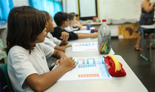 País precisa dar prioridade política à alfabetização, diz especialista