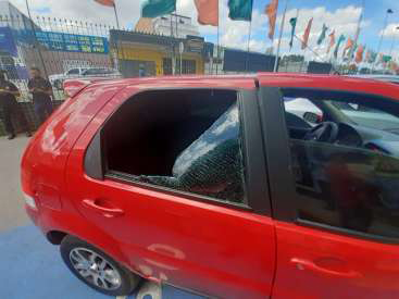 Crianças são encontradas trancadas em veículo no estacionamento de loja de construção