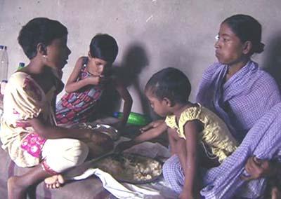 Mãe na Índia vende as três filhas por R$ 6 e choca o país